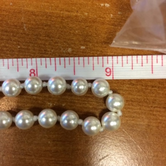 18” Mother of Pearl Necklace - Picture 6 of 7